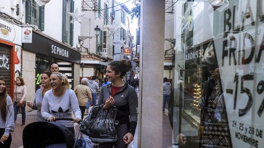 Passanten in Palma an einem &quot;Black Friday&quot;.