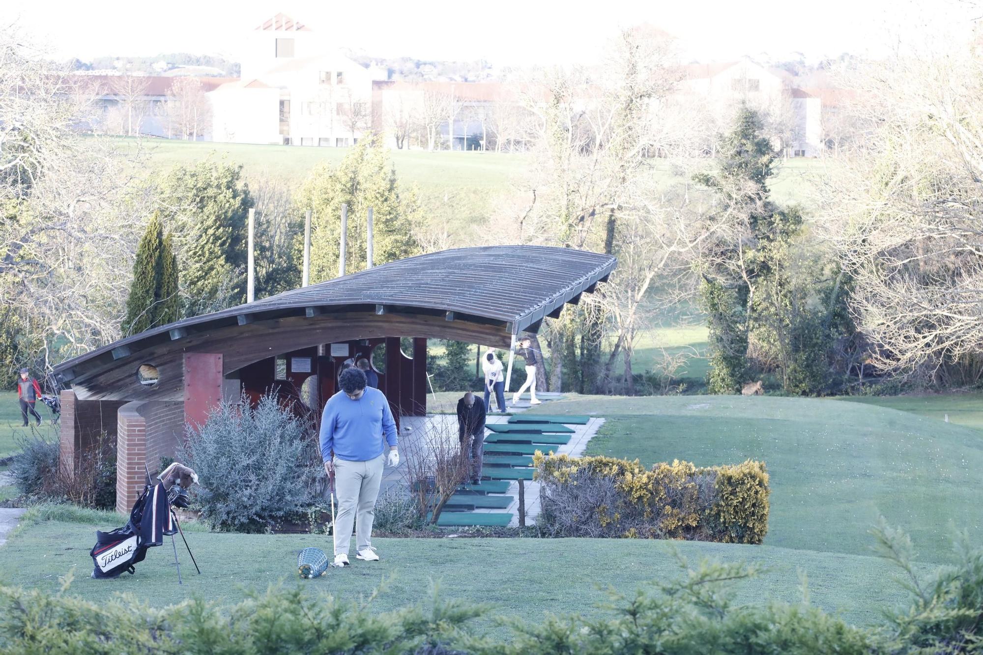 Usuarios y empleados en el campo de golf de El Tragamón