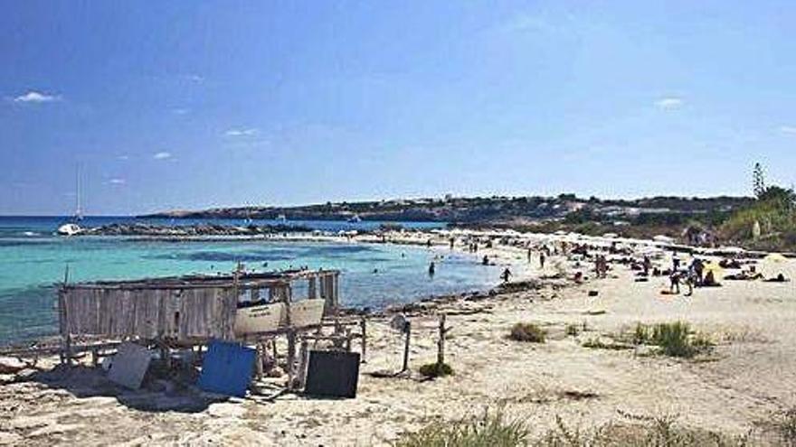 La playa des Pujols es una de las de mayor afluencia de turistas de Formentera.
