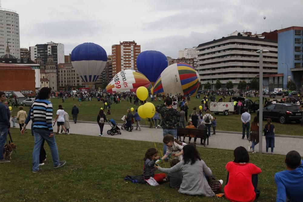 Salida de la regata de globos aerostáticos desde el "solarón", en Gijón.