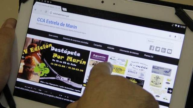 Un usuario consulta en su tableta la web de Estrela de Marín. // S.A.