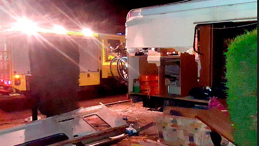 Una autocaravana explota y se incendia en un camping en Cádiz y deja dos hospitalizados