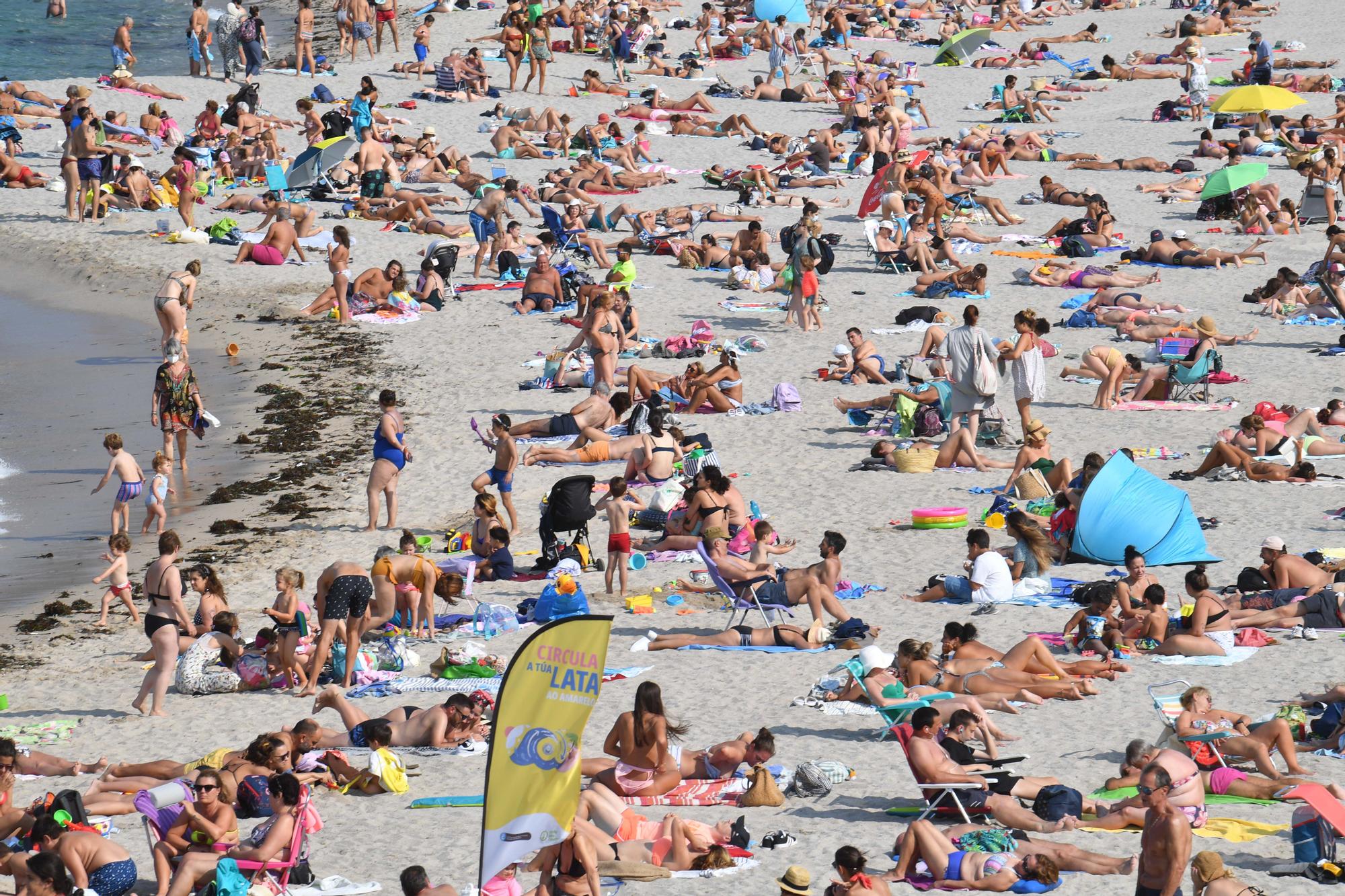 Las playas de A Coruña, abarrotadas con las mareas vivas