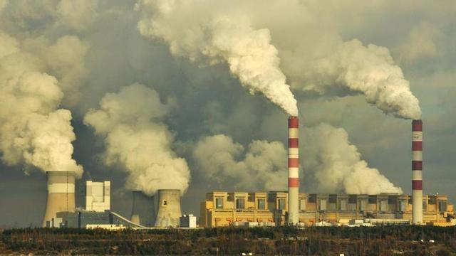 Les emissions de les centrals de carbó embruten els panells solars i redueixen la producció d’energia.