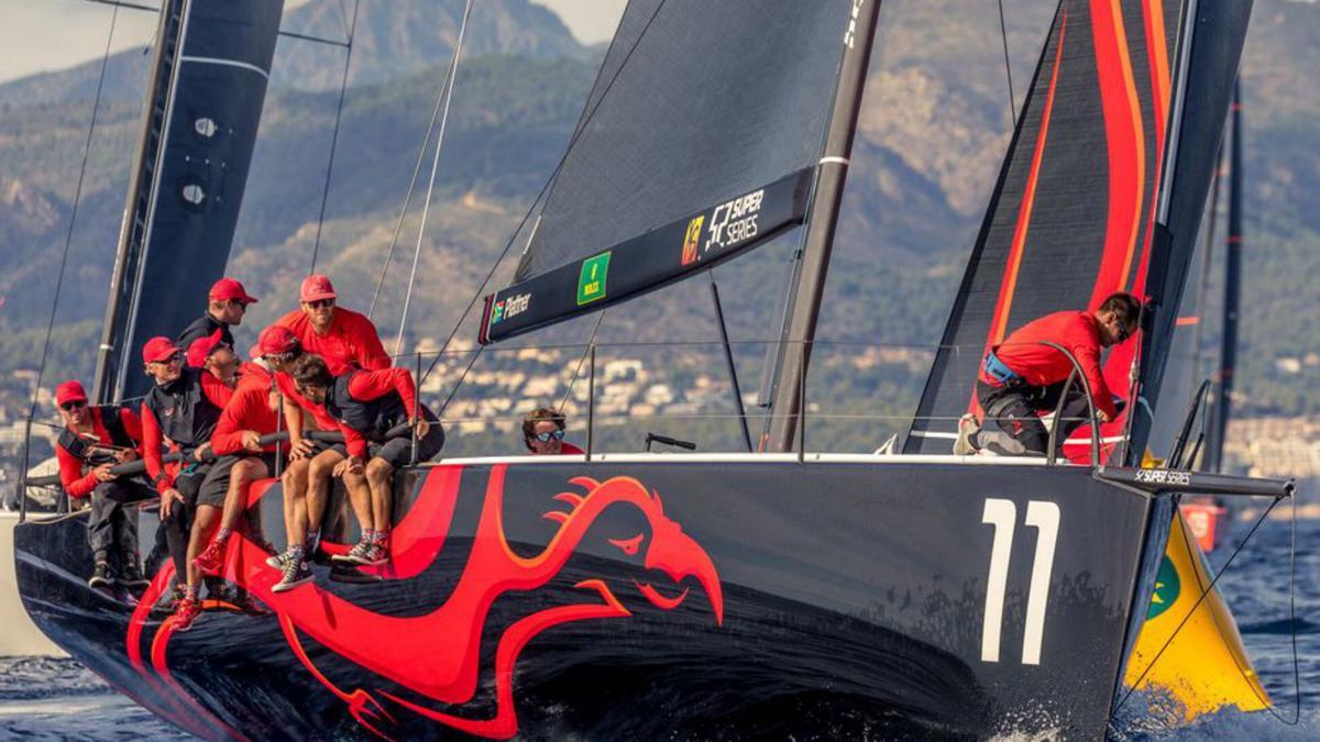 El Phoenix, pasando por una de las boyas. | NICO MARTÍNEZ/52SUPERSERIES