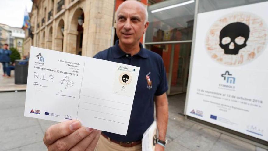 José Ramón Rodríguez muestra la tarjeta postal franqueada con el sello dedicado a &quot;Symbols&quot;.