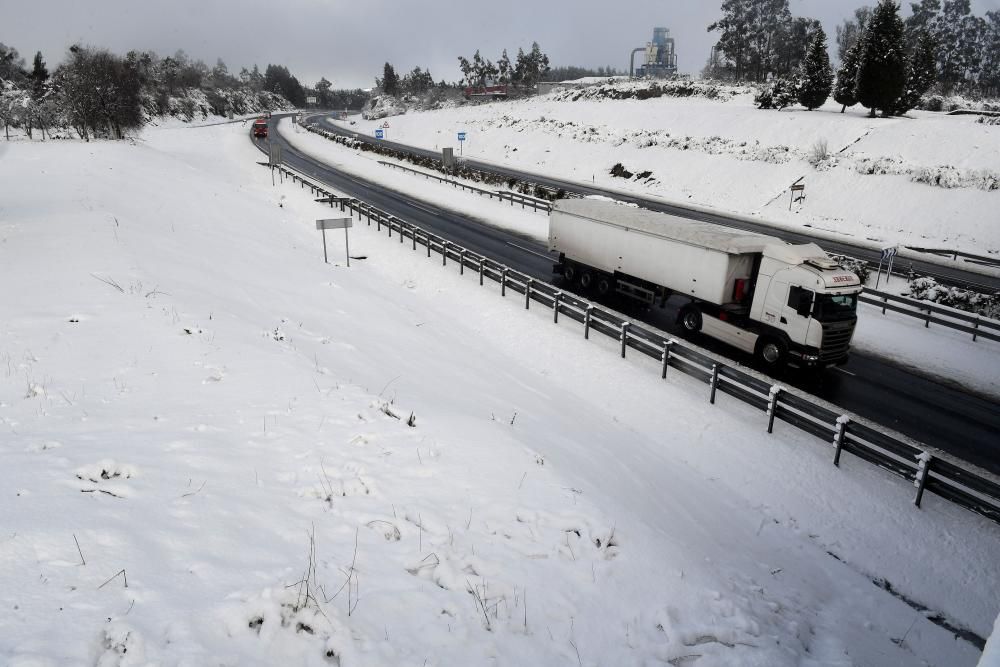 La nieve complica el tráfico en la A-6