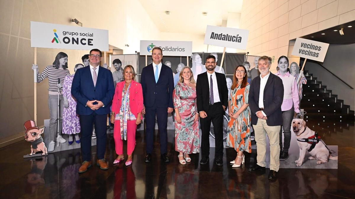 Foto de familia de los premiados.