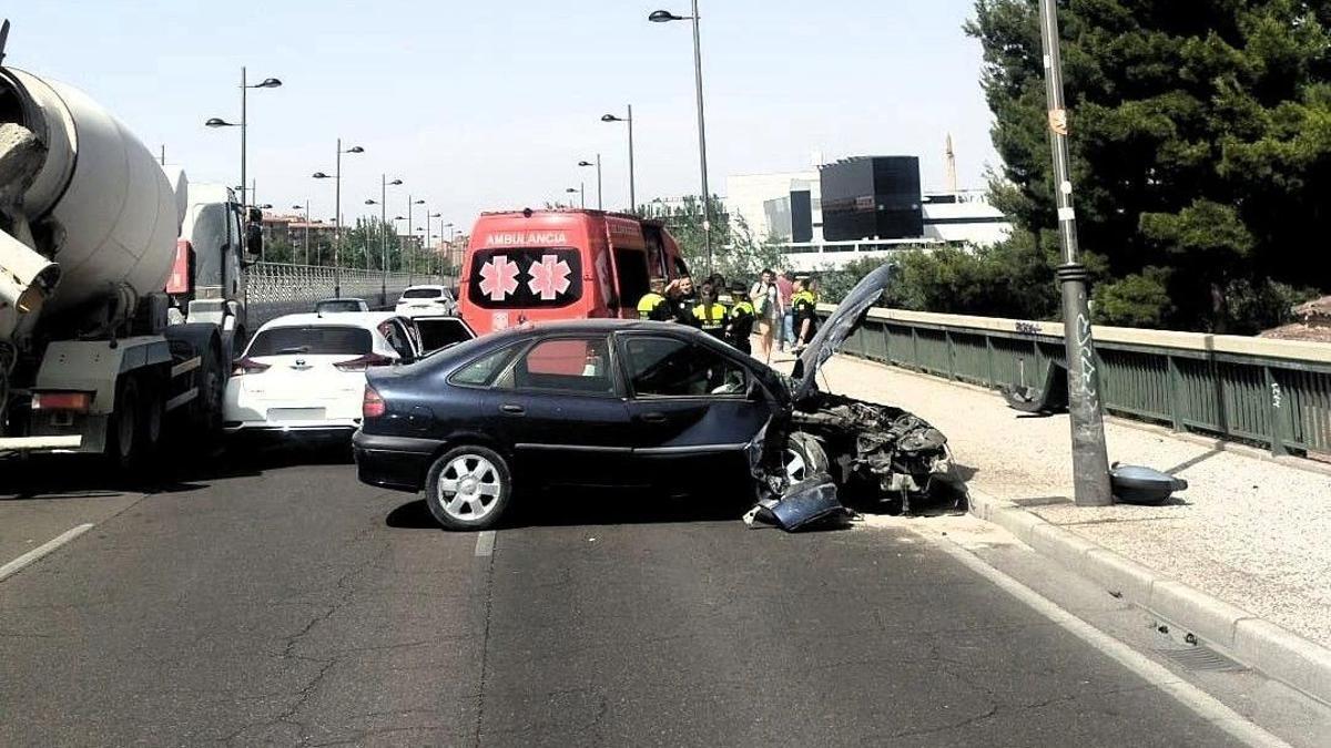 Así quedó el vehículo en el puente de La Almozara