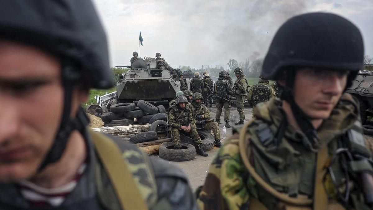 Soldados ucranianos permanecen en un puesto de control cercano a la ciudad de Slaviansk, en una foto de 2014.