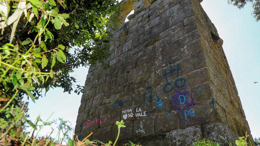 Un individuo vandaliza con pintura la Torre de Cálago