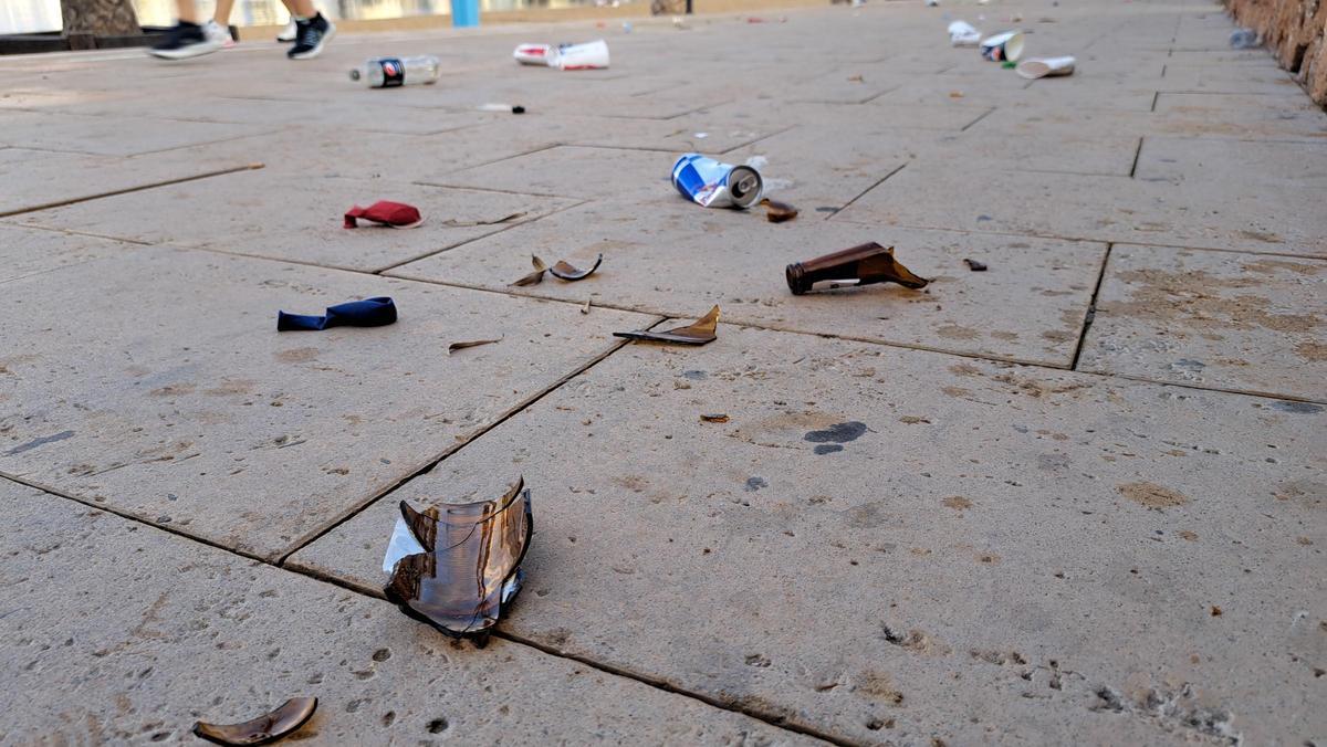 Galería de imágenes de la suciedad en el la playa de s'Arenal de Sant Antoni a primera hora de la mañana Galería de imágenes de la suciedad en el la playa de s'Arenal de Sant Antoni a primera hora de la mañana