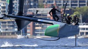 El equipo australiano en acción durante un entreno en el Sydney Harbour previo al SailGP en Sydney, Australia,