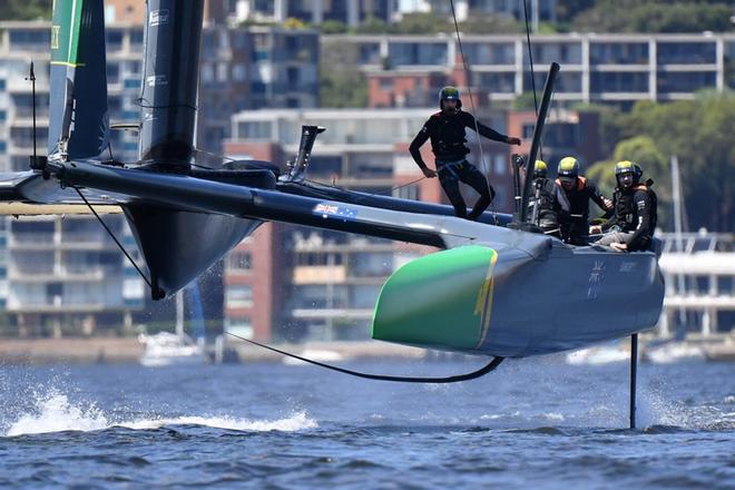 El equipo australiano en acción durante un entreno en el Sydney Harbour previo al SailGP en Sydney, Australia,