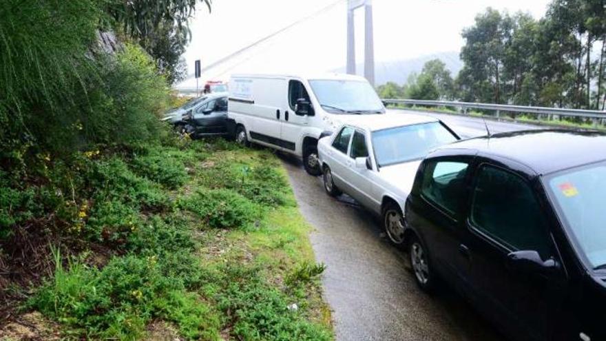 Estado en el que quedaron los cuatro vehículos tras sufrir el impacto del Peugeot.  // G.N.