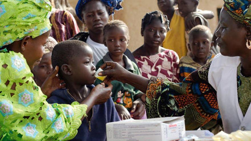 Un niño recibe un tratamiento contra la malaria