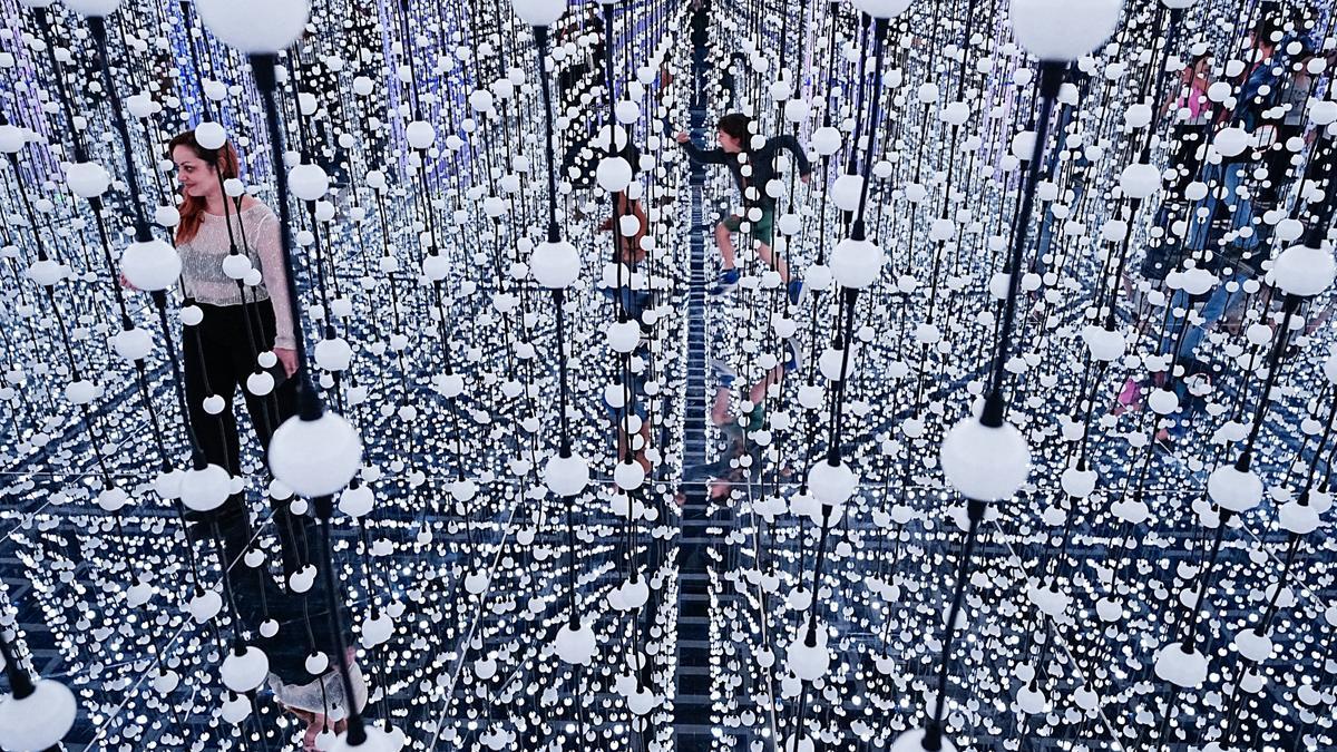 Sala con espejos de Bubble Planet que recrea la sala infinita de Yayoi Kusama.