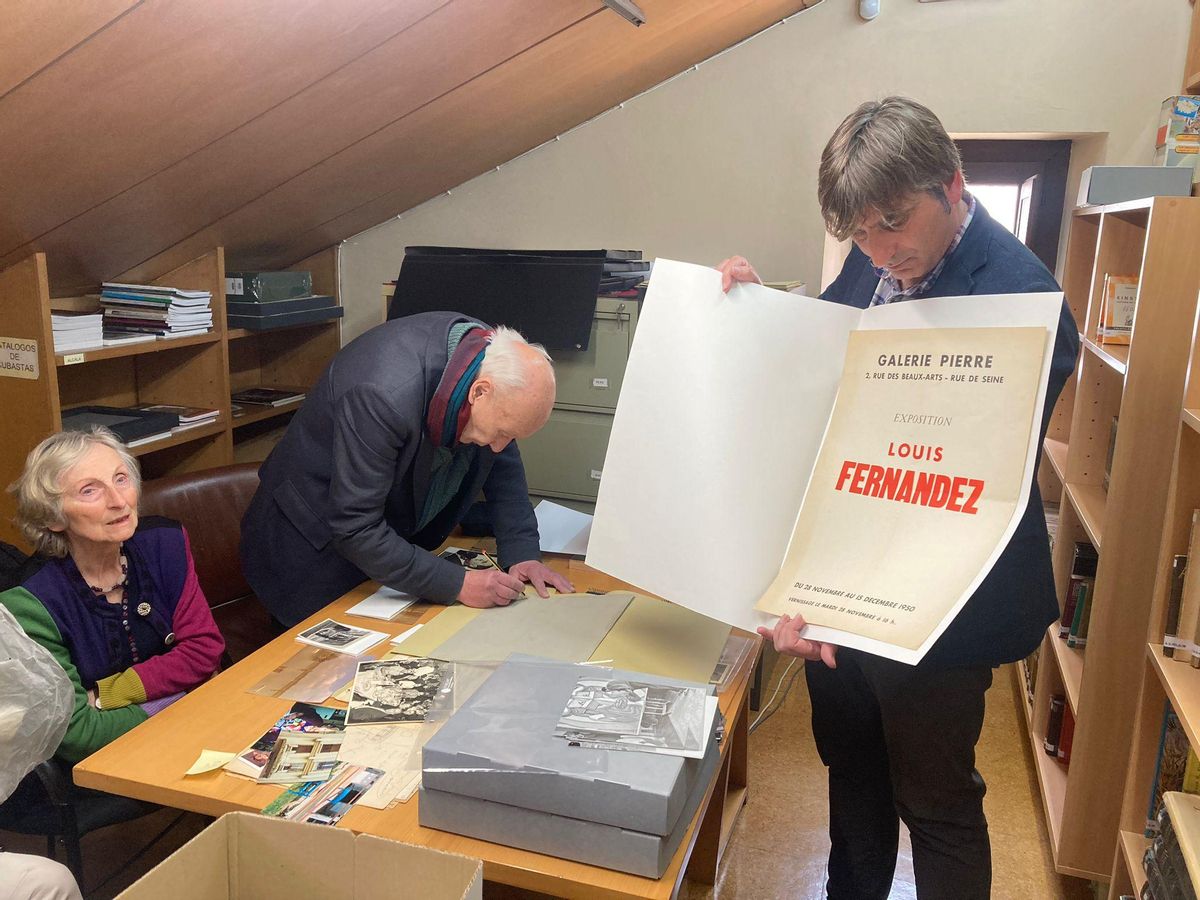 Philippe Le Bret y da autenticidad a un documento de su padre en la Biblioteca del Bellas Artes de Oviedo