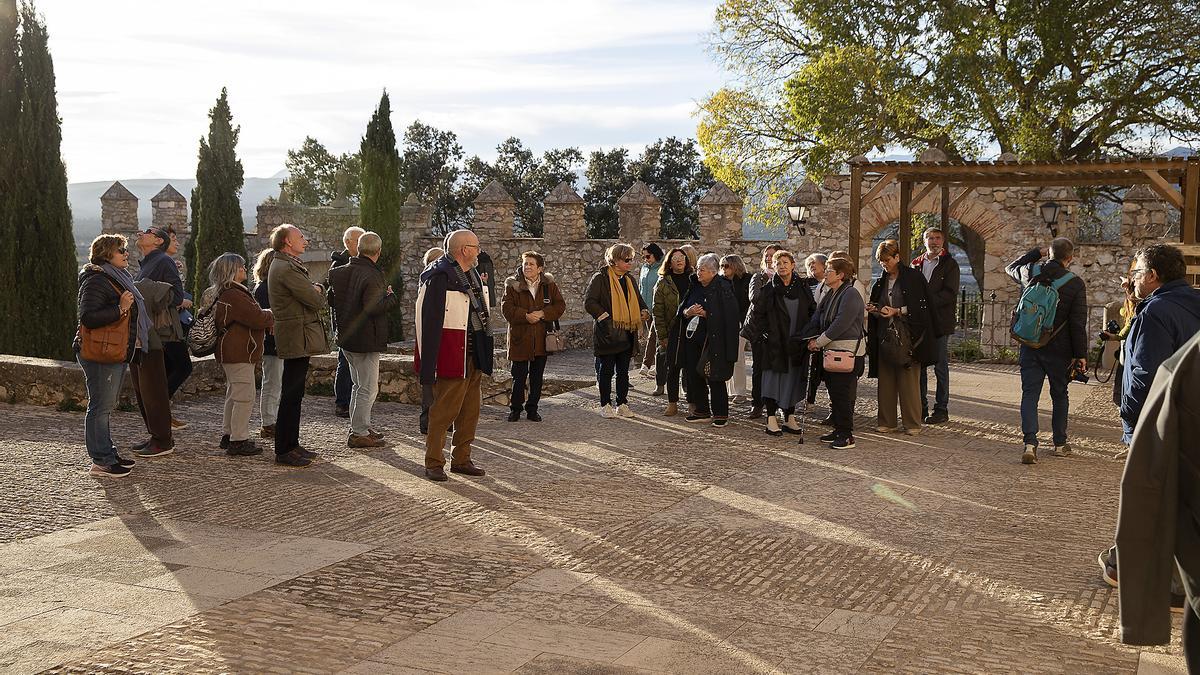 El grupo durante el recorrido por Sant Mateu.