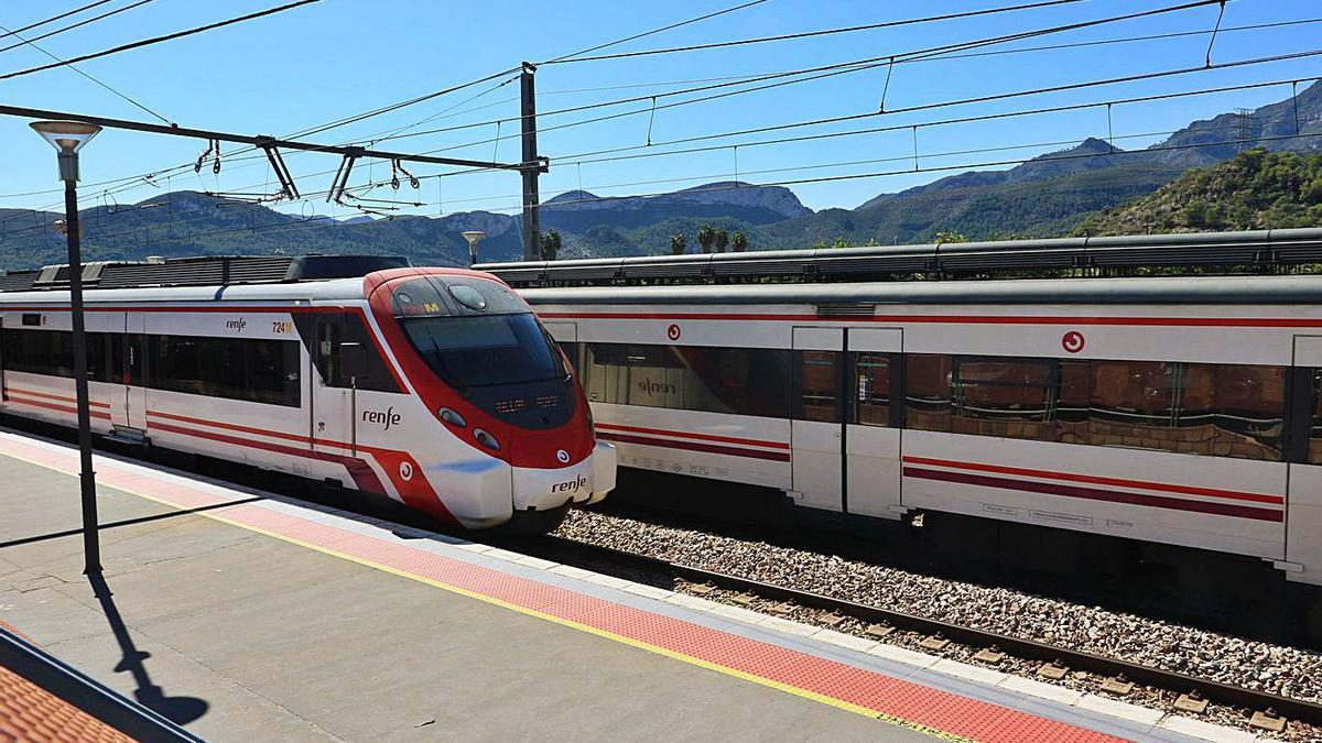 Dos trenes de Cercanías de la línea València-Gandia, en la estación de Xeraco. | XIMO FERRI