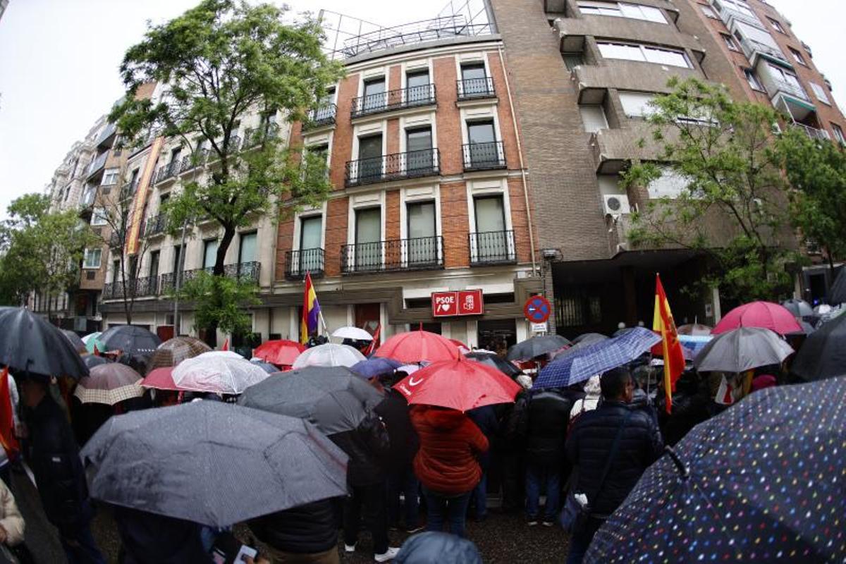 Simpatizantes del PSOE se concentran en los alrededores de la sede socialista de Ferraz para mostrar su apoyo al presidente del Gobierno, Pedro Sánchez.