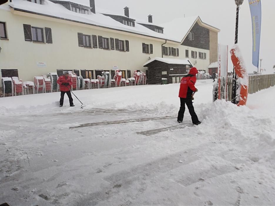 La neu deixa 60 cm nous a Port del Comte