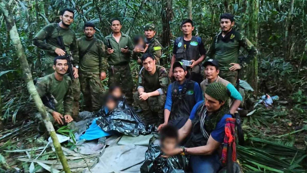 Els quatre nens perduts durant 40 dies a la selva de Colòmbia i l'equip de rescat.