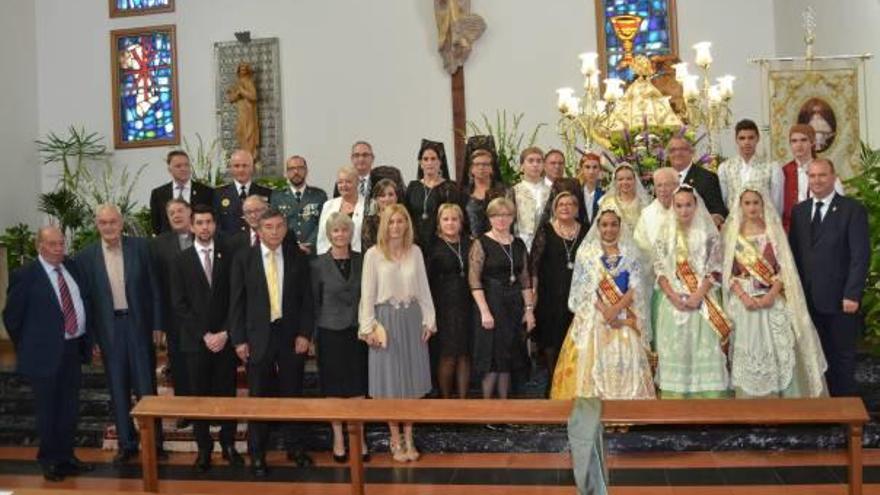 Tradicional foto de familia de autoridades, reina de las fiestas y las damas.