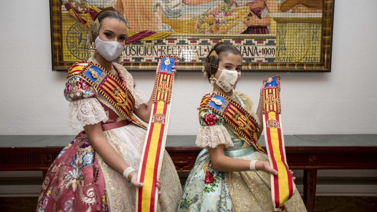 Las falleras mayores de València, con mascarilla.