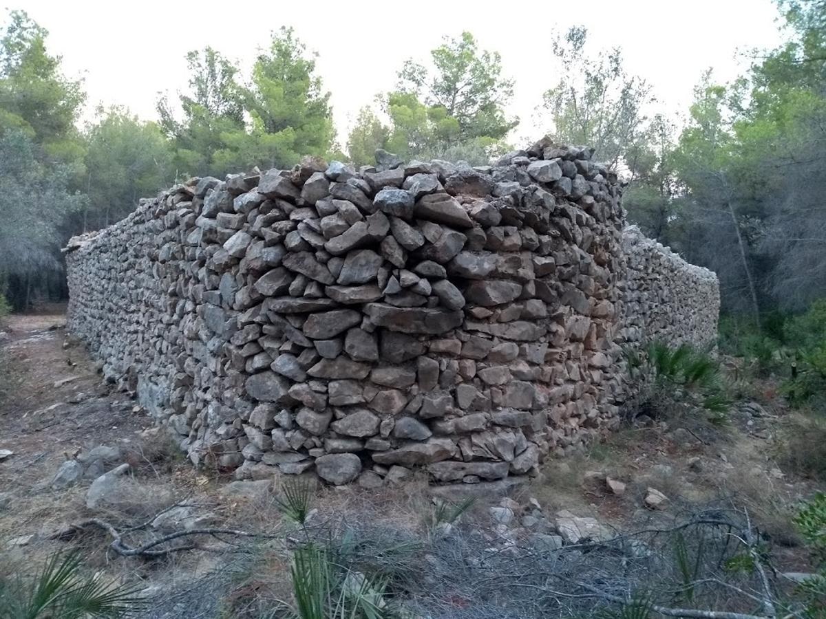 El robusto muro del corral del Tio Gorra. Abraza 240 metros cuadrados y tiene forma trapezoidal