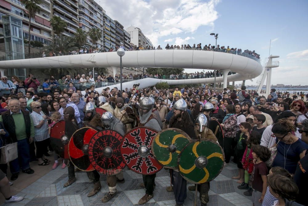 Los vikingos llegaron en barco al Postiguet y recorrieron el centro de la ciudad repartiendo entradas