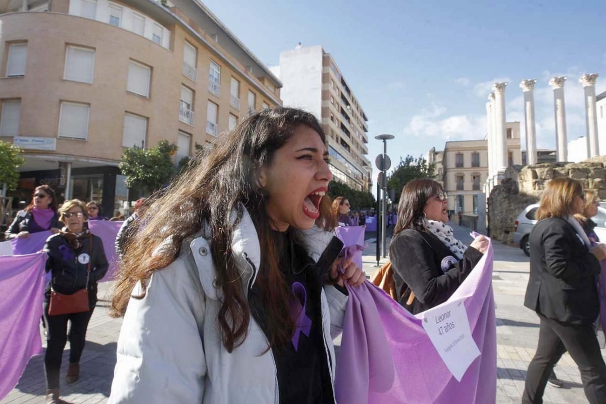 Multitudinaria manifestación contra la violencia hacia la mujeres