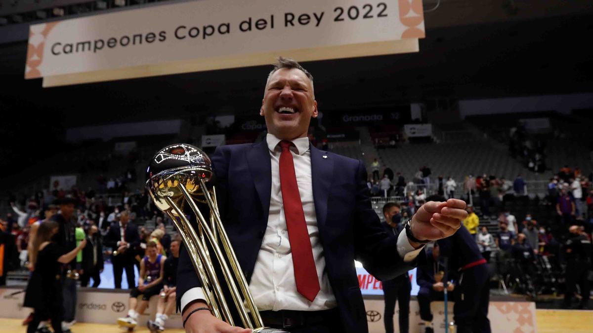 Jasikevicius, feliz como un niño con el trofeo