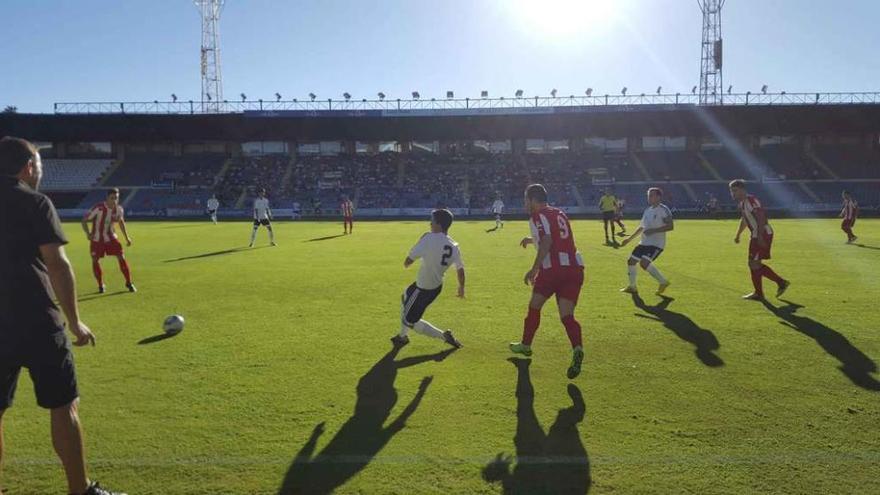 Miguel Losada observa una acción del partido en su regreso al Estadio Helmántico.