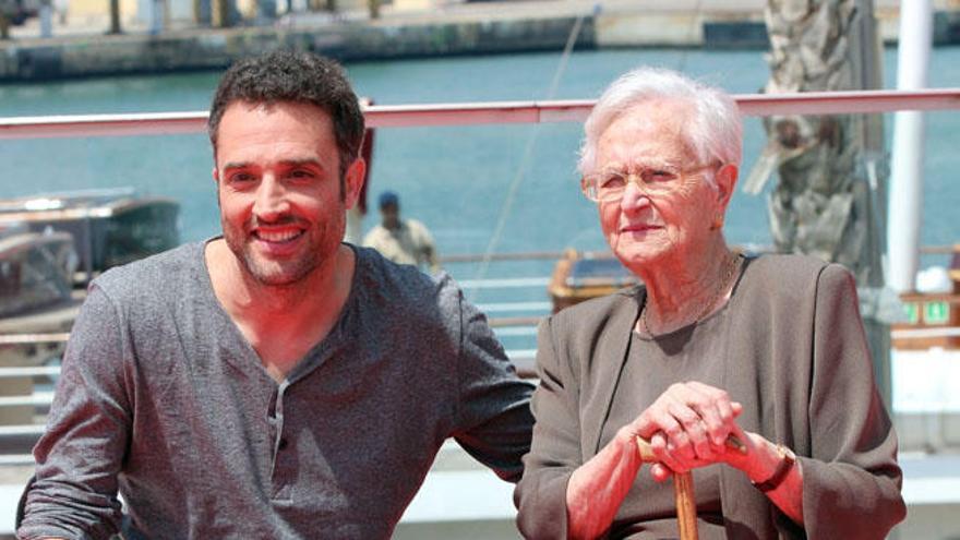 Daniel Guzmán y su abuela, Antonia Guzmán, en el Festival de Málaga.