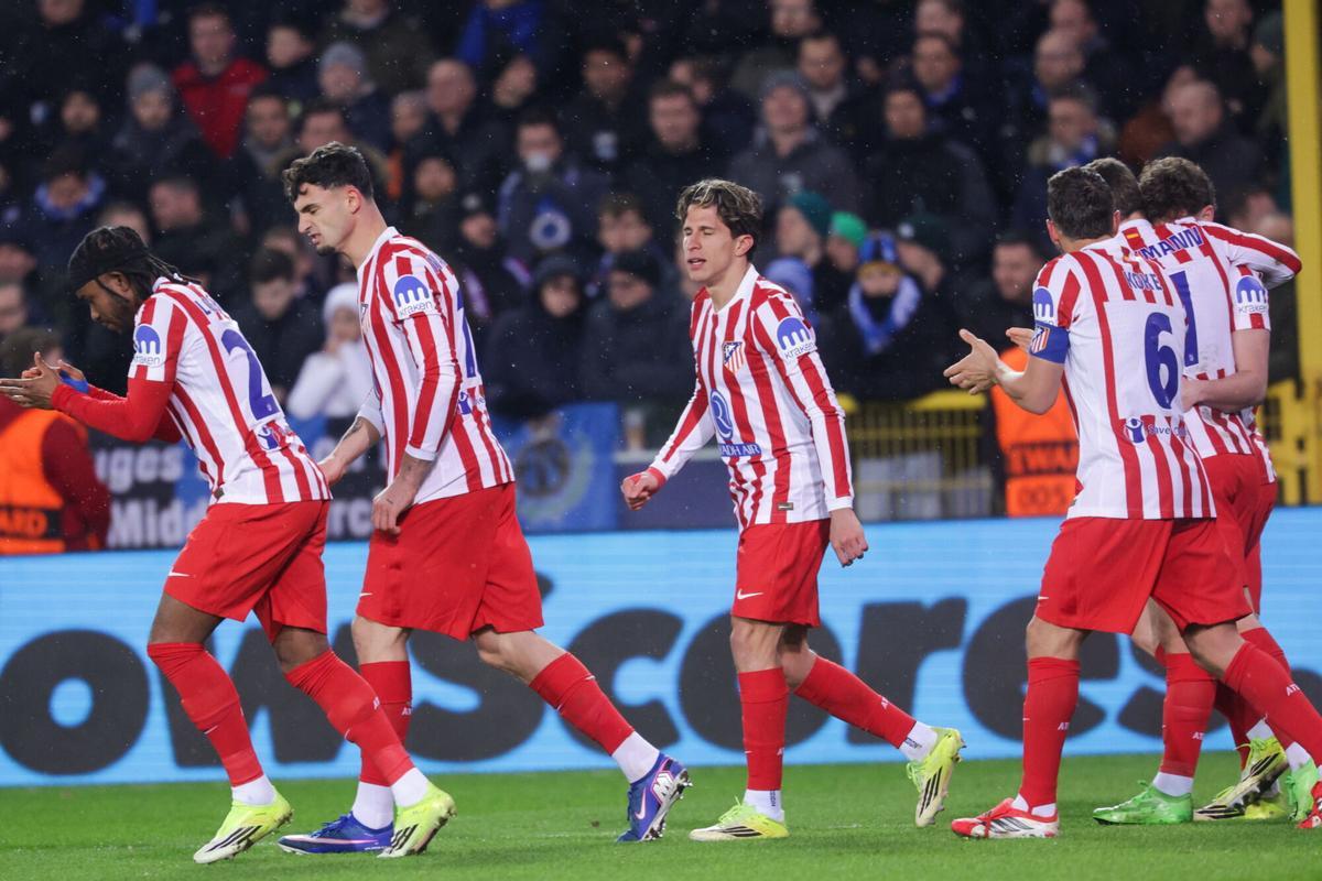 Julián Álvarez del Atlético celebra con sus compañeros tras marcar un gol de penalti durante el partido de ida de los play-offs de la UEFA Champions League entre el Club Brugge KV y el Atlético de Madrid Julián Álvarez del Atlético celebra con sus compañeros tras marcar un gol de penalti durante el partido de ida de los play-offs de la UEFA Champions League entre el Club Brugge KV y el Atlético de Madrid