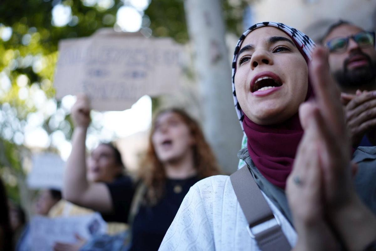 Concentración delante de la Universitat de Barcelona en la Gran Vía, bajo el lema Todos los Ojos sobre Rafah, para denunciar el genicidio del estado de Israel contra la población palestina de Gaza