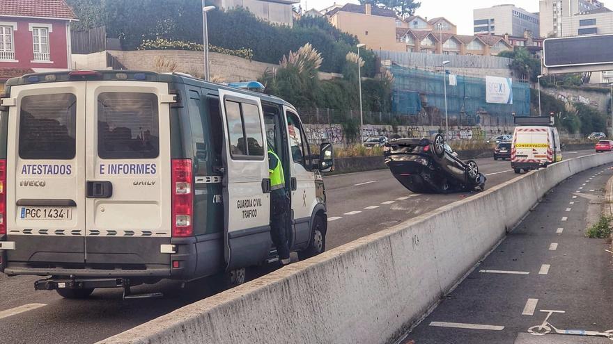 Vuelca con su turismo tras chocar con un autobús en A Pasaxe