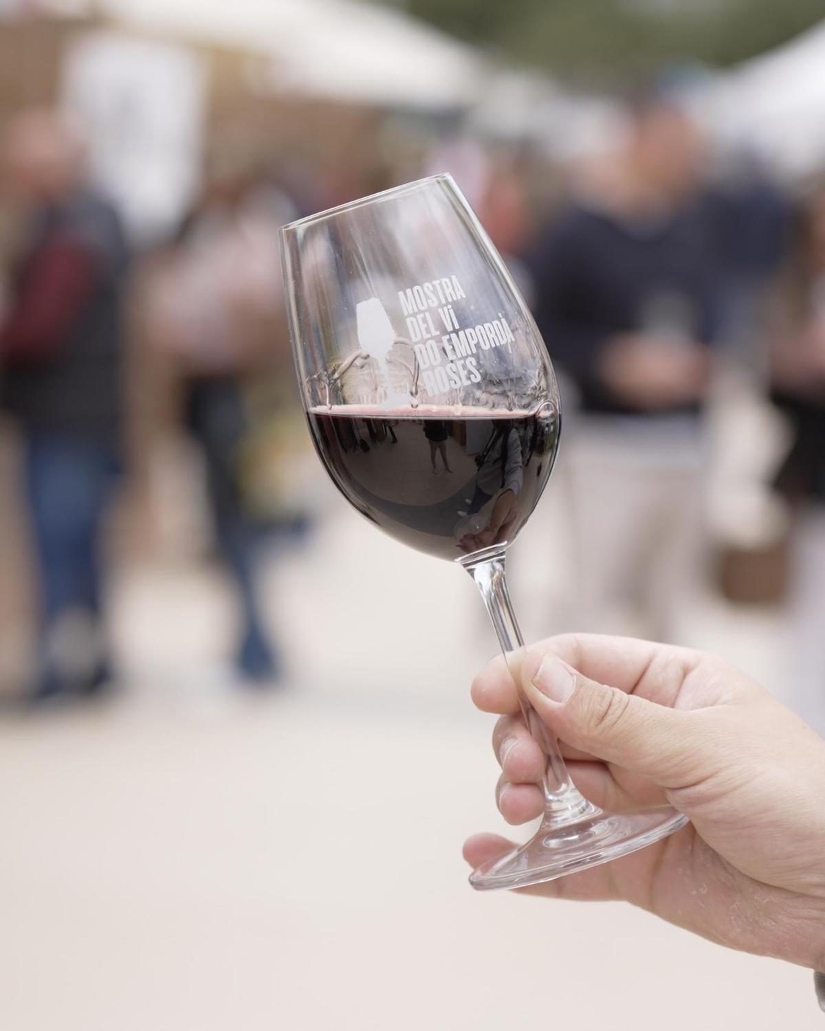 La Mostra del Vi de Roses ofereix la possibilitat de tastar, en un mateix espai i dia, diferents productes enològics elaborats pels millors cellers de l'Empordà.