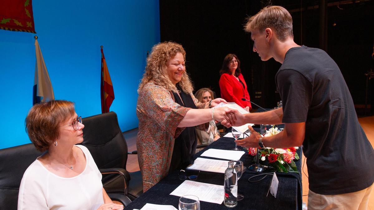 Un momento de la entrega de uno de los premios por la vicerrectora Rosario Ferrer Cascales.