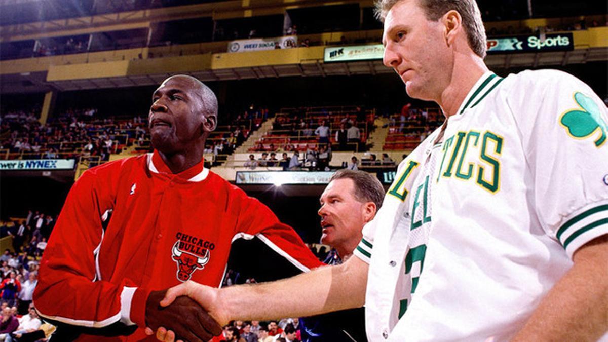 Michael Jordan y Larry Bird durante uno de sus enfrentamientos