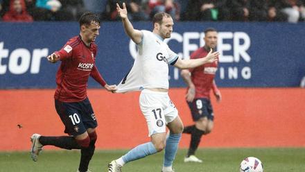 Aimar Oroz agarra de la camiseta a Blind durante el Osasuna-Girona