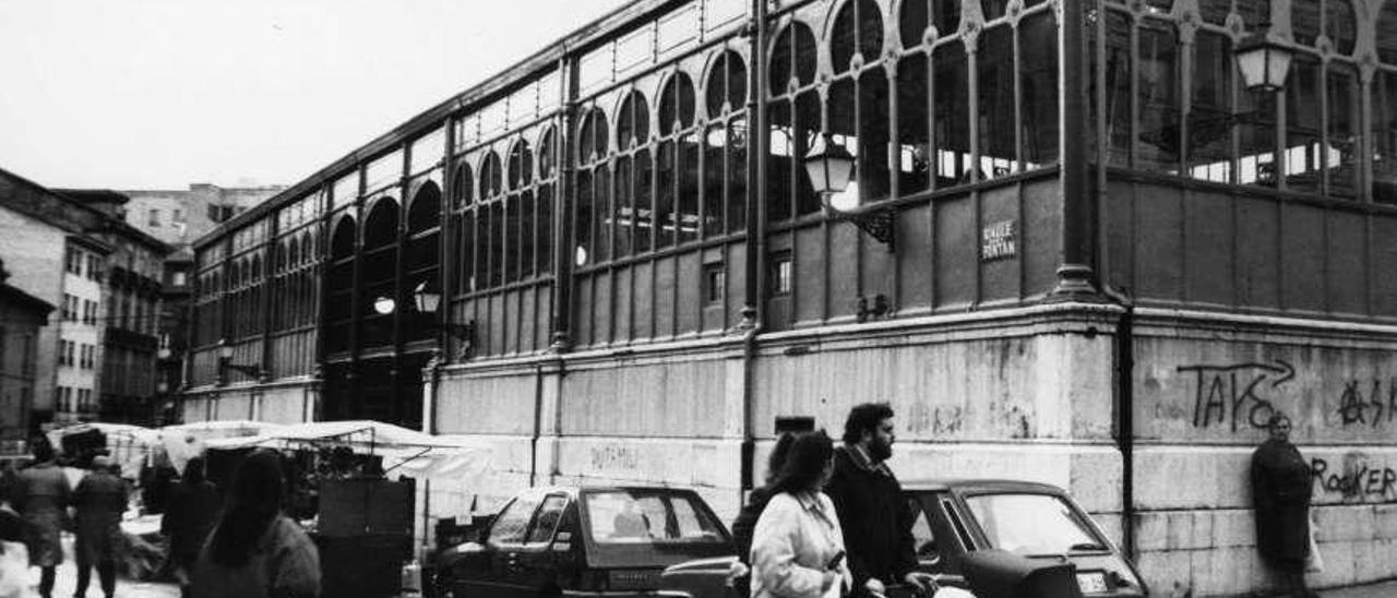 Exterior de la antigua plaza de la carne, cuando el casco viejo aún estaba abierto al tráfico