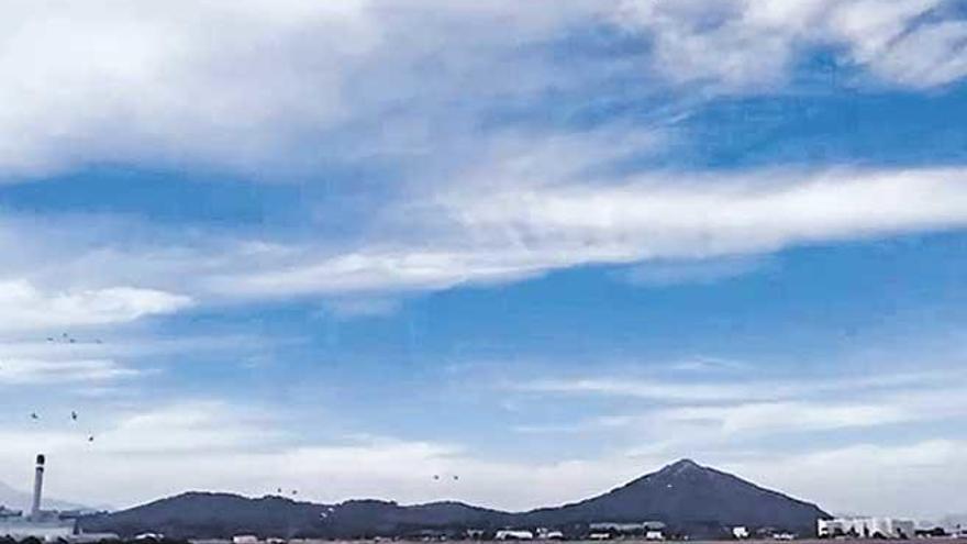 Arriba, el helicóptero que fue captado el viernes sobrevolando el humedal de s´Albufera.