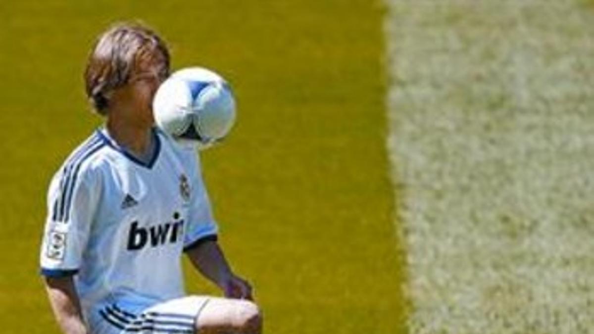 Modric hace malabarismos con el balón durante su presentación en el Bernabéu, ayer.