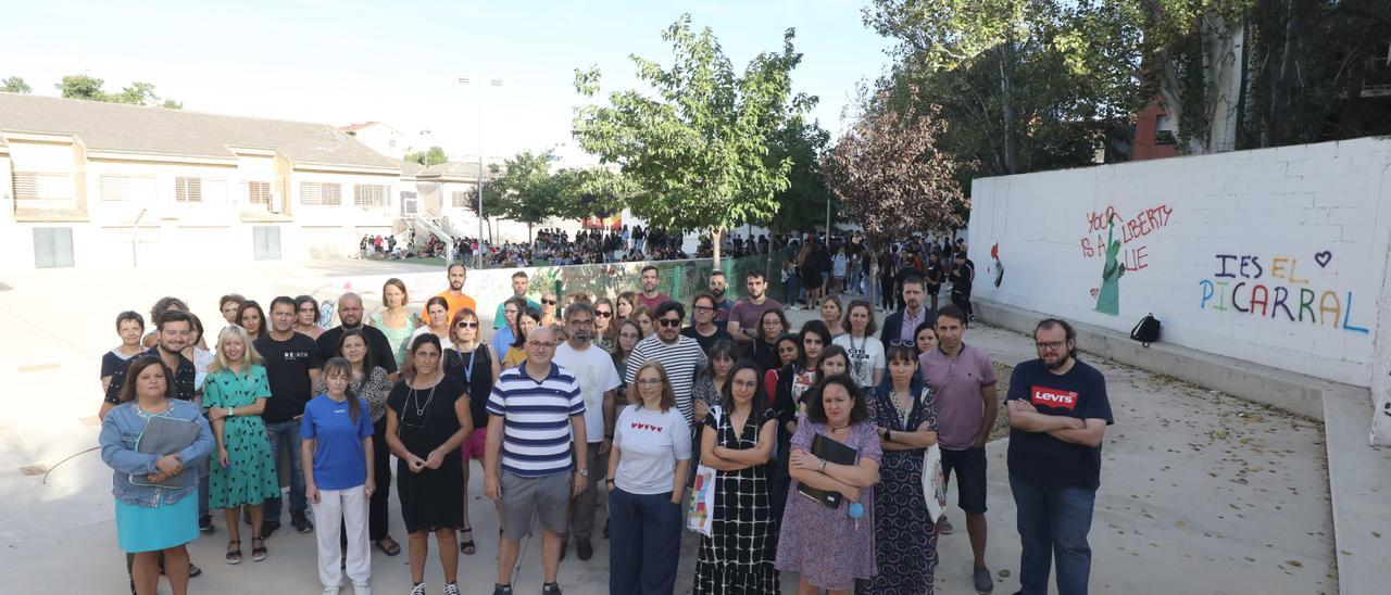 El equipo directivo del instituto El Picarral, junto al personal no docente del centro, algún padre y el alumnado al fondo, este viernes durante la protesta.