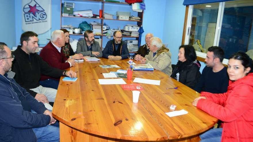 Reunión, ayer, de representantes de los empresarios con el diputado Luís Bará, en Moaña. // G. Núñez