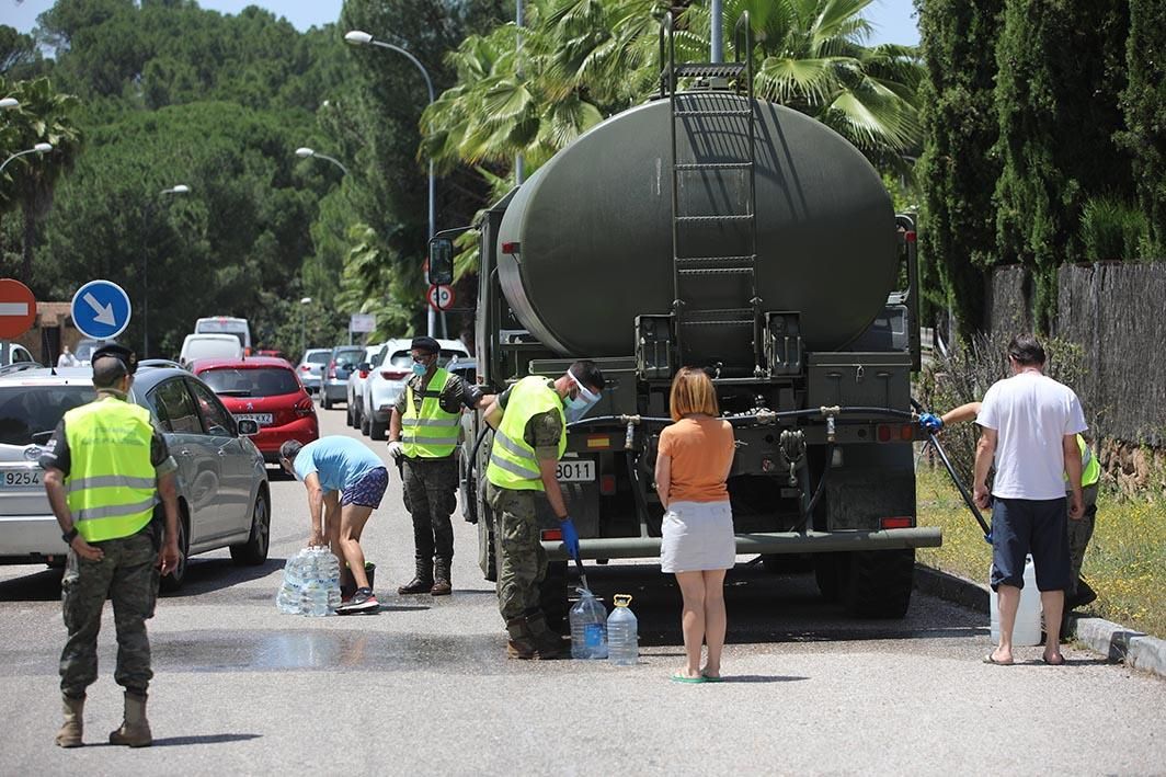 El Ejército y Emacsa reparten agua potable en la urbanización de Las Jaras