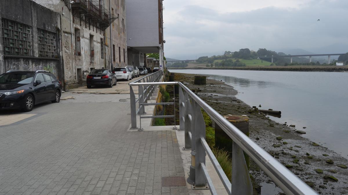 Uno de los tramos en los que se habilitará el paseo de la ría de Navia.