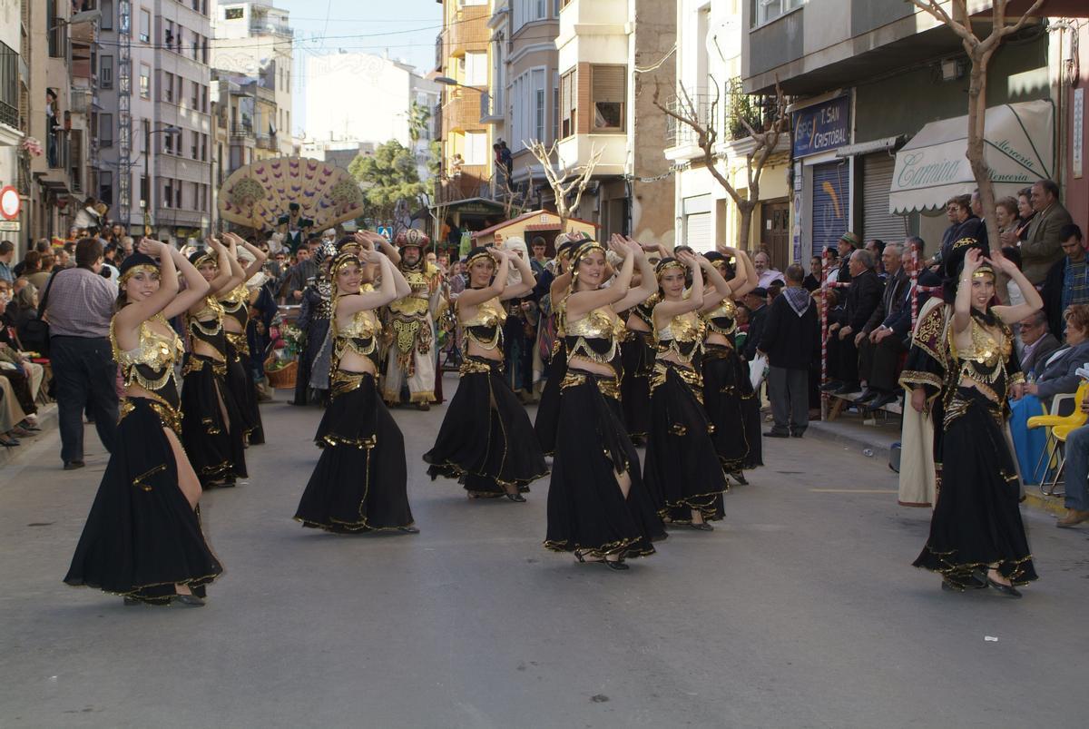 Bailarinas que acompañan a los Moros d'Alqueria en el Pregó.